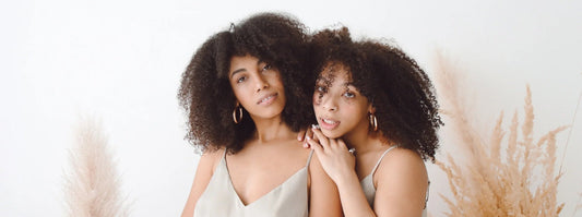 Les Accessoires Incontournables pour protéger ses cheveux bouclés de l’humidité - Caribbean Curls