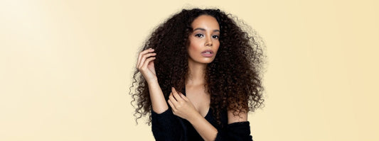 Les bienfaits du massage capillaire et des accessoires en soie pour vos cheveux afro et bouclés - Caribbean Curls