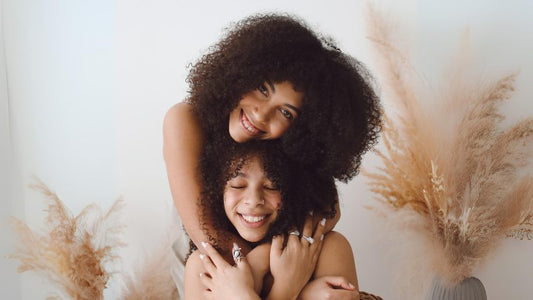 Pourquoi les Bonnets en Satin Sont-Ils Essentiels pour les Cheveux Frisés ? - Caribbean Curls