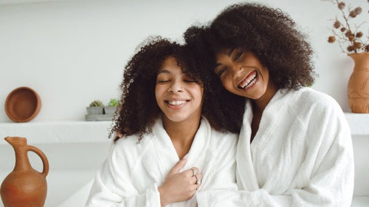 Protéger Votre Peau et Vos Cheveux Frisés : L'Importance des Taies en Satin - Caribbean Curls