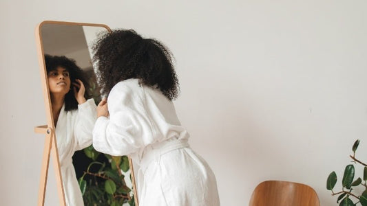 Quel Est l'Impact du Satin sur la Réduction des Cassures pour les Cheveux Bouclés ? - Caribbean Curls