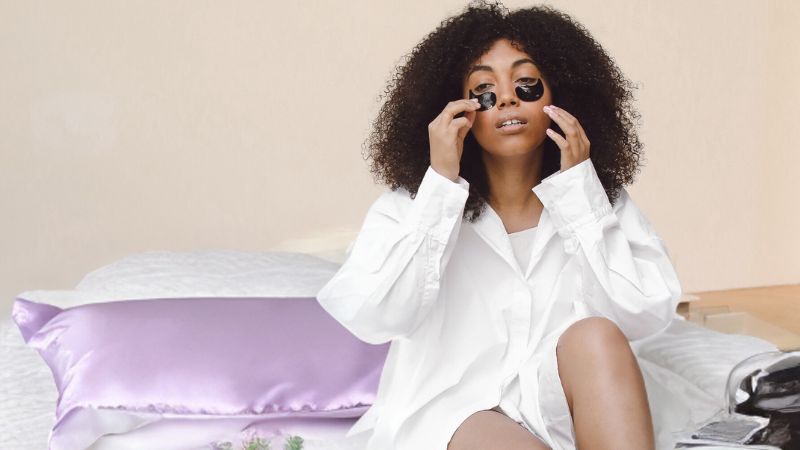Quels sont les bienfaits d'une taie d'oreiller en soie ? - Caribbean Curls