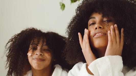 Réduction des Rides et des Frisottis : Les Avantages des Taies en Satin pour Cheveux Bouclés - Caribbean Curls
