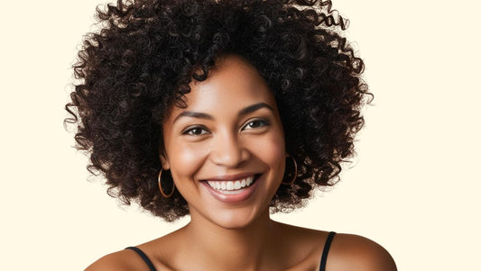 femme avec cheveux bouclés 