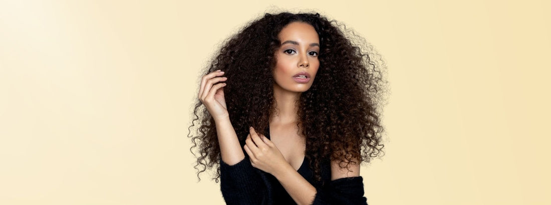 Les bienfaits du massage capillaire et des accessoires en soie pour vos cheveux afro et bouclés - Caribbean Curls
