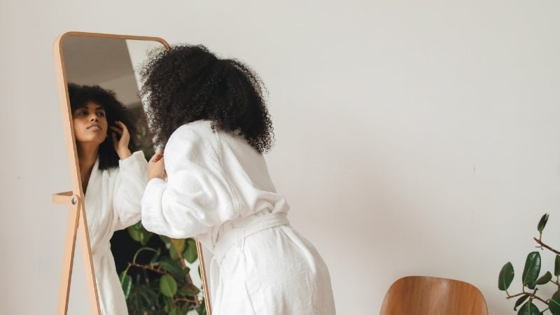 Quel Est l'Impact du Satin sur la Réduction des Cassures pour les Cheveux Bouclés ? - Caribbean Curls
